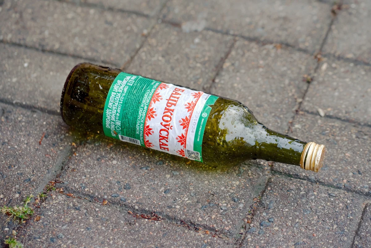 Do masowego, śmiertelnego zatrucia podrobionym alkoholem doszło w obwodzie leningradzkim w Rosji. Ofiar jest wiele.