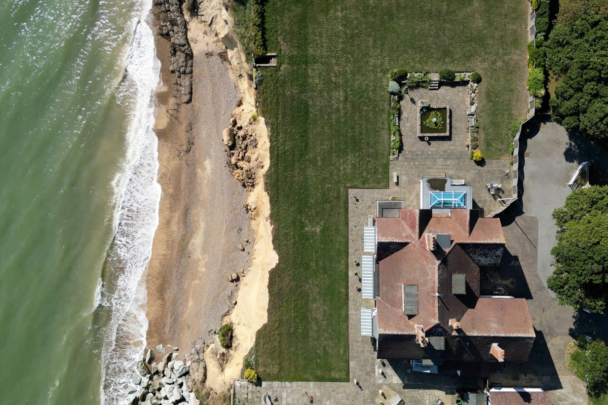 Bezwzględny morski żywioł: Emerytka może stracić dom na klifie