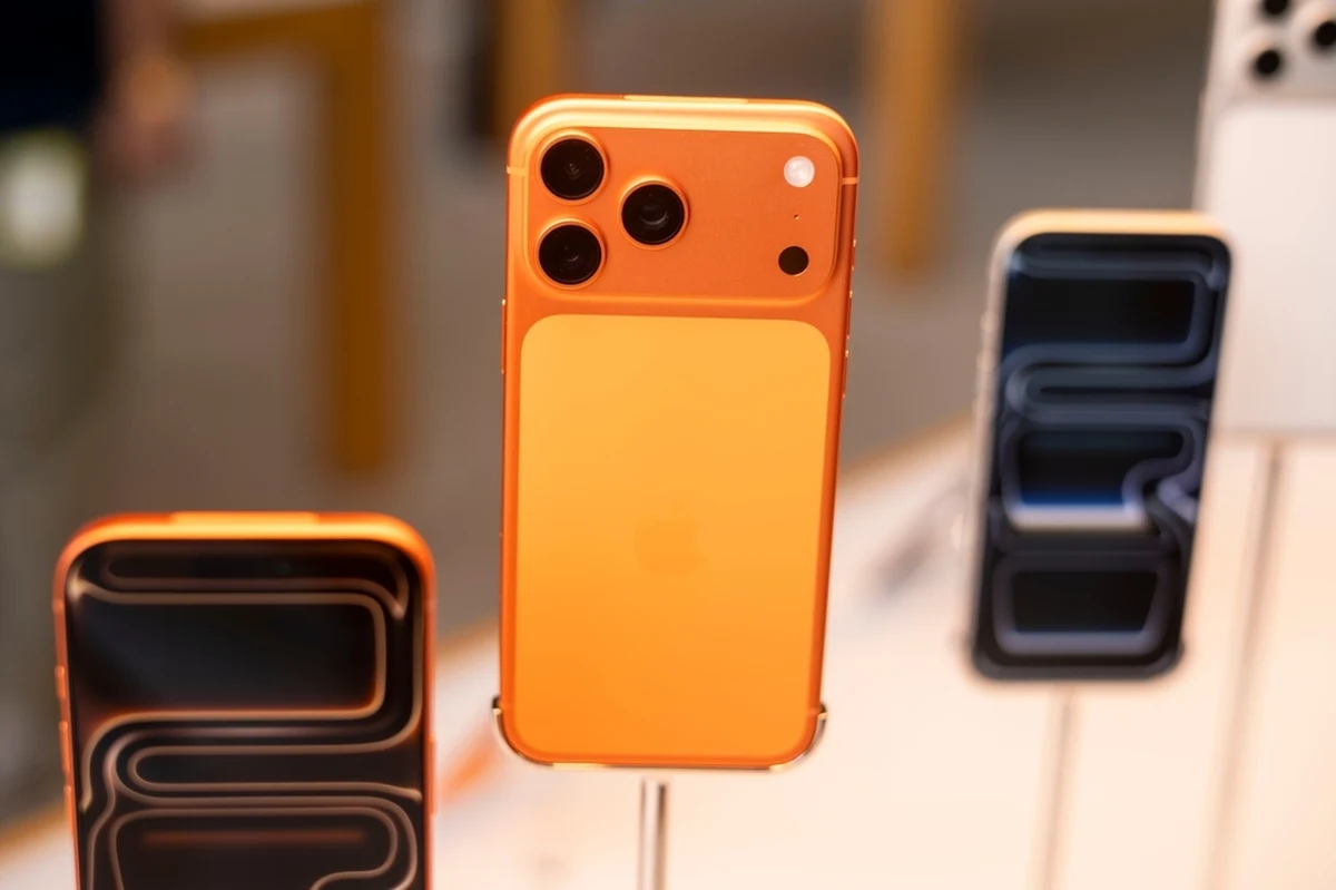 iPhone 17 to kolejna generacja flagowego smartfona Apple, która – według zapowiedzi i przecieków – przynosi szereg ulepszeń w zakresie designu, wydajności oraz funkcji fotograficznych. Nowa seria obejmuje kilka wariantów: od podstawowego iPhone’a 17, przez większego 17 Plus, aż po topowe modele Pro i Pro Max (lub Ultra). Użytkownicy mogą spodziewać się jeszcze cieńszej obudowy, wydajniejszego procesora, dłuższej pracy na baterii i większego wykorzystania sztucznej inteligencji.