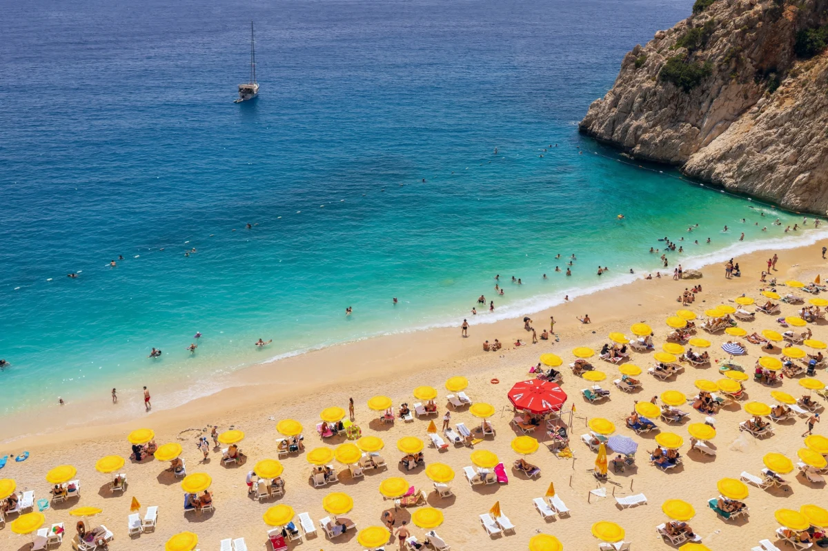 Na tureckiej Riwierze, w regionie Gazipasa, wprowadzono surowe przepisy chroniące unikatową przyrodę wybrzeża. Złamanie zakazu zrywania białych liliowców piaskowych może kosztować turystę fortunę, a lokalne służby nie mają litości dla łamiących prawo. 