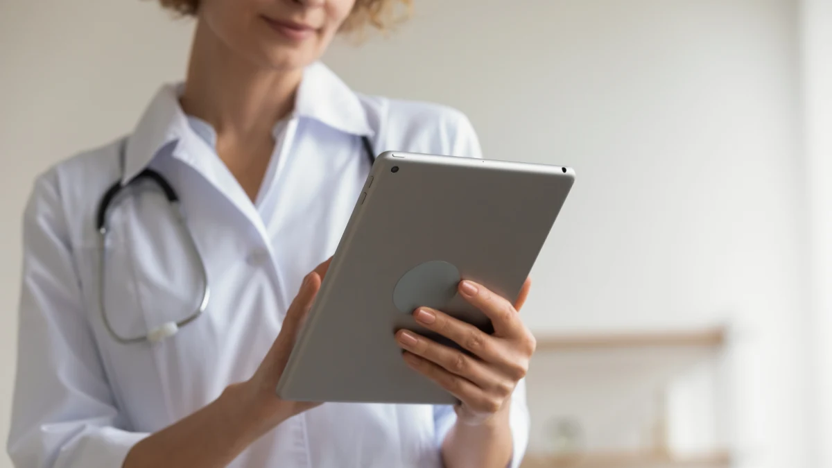 Sejm uchwalił ustawę o e-rejestracji, która umożliwi zapisywanie się na wizyty lekarskie finansowane przez NFZ przez Internetowe Konto Pacjenta (IKP) lub bezpośrednio u świadczeniodawcy (osobiście, telefonicznie, mailowo). Nowe przepisy wprowadzają centralną, elektroniczną kolejkę oczekujących, co ma usprawnić dostęp do świadczeń i wyeliminować osobne listy w poszczególnych placówkach.