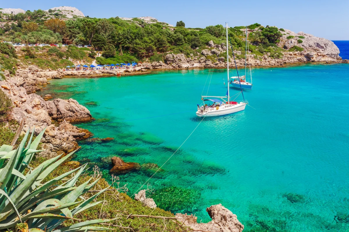 Gdzie na świecie słońce świeci niemal przez cały rok, a zima jest tylko delikatnym wspomnieniem? Według najnowszego raportu U.S. News and World Report, to właśnie Grecja zasłużyła sobie na miano kraju o najprzyjemniejszym klimacie na globie. 