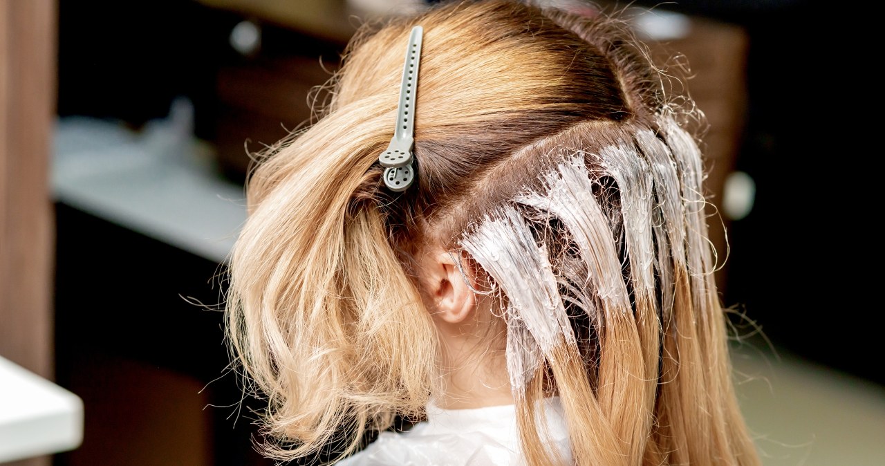 Czy pasta do zębów może rozjaśnić włosy? Trycholożka wyjaśnia