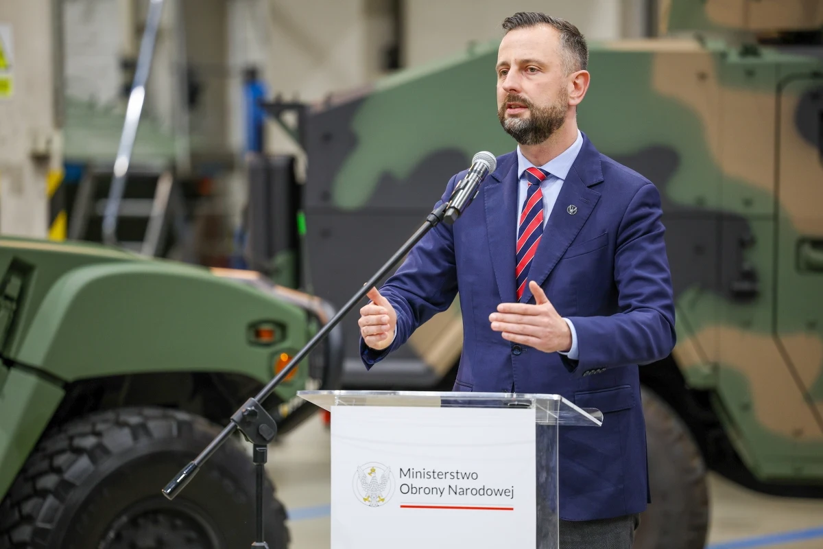 Ministerstwo Obrony Narodowej stanowczo zdementowało doniesienia o rzekomym zagrożeniu dla utrzymania w przyszłości kontraktów zbrojeniowych zawartych z Koreą Południową. Resort zapewnił, że pozostaje w stałym kontakcie ze stroną koreańską. Zamówienie są sukcesywnie wdrażane i dostarczane do Polski - zapewnił MON. 