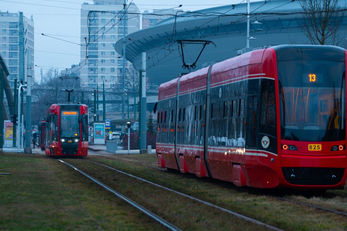 Wypadek w centrum Katowic. Samochód zderzył się z tramwajem