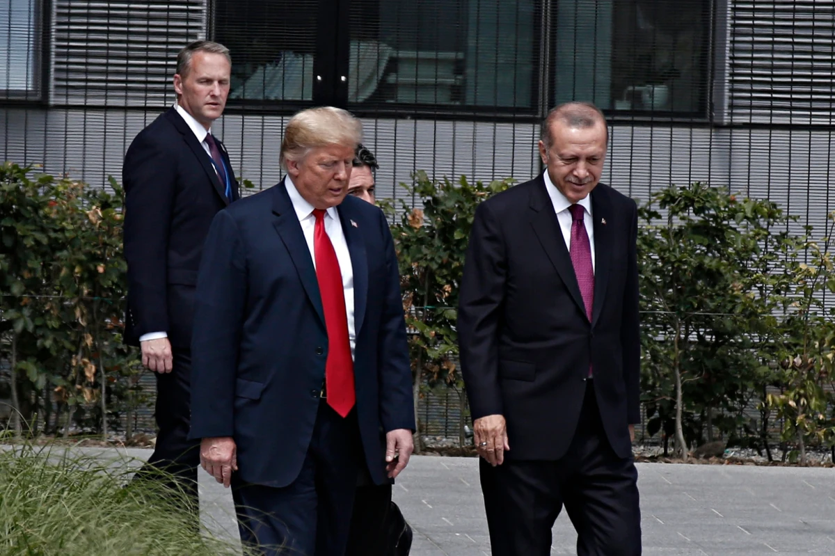 Prezydent Turcji Recep Tayyip Erdogan poinformował o wspólnym stanowisku z prezydentem USA Donaldem Trumpem dotyczącym zawieszenia broni i trwałego pokoju w Strefie Gazy oraz całej Palestynie. "Społeczność międzynarodowa musi działać zdecydowanie i podjąć odpowiednie kroki" - mówił Erdogan. Podczas spotkania w Białym Domu obaj przywódcy podkreślili także potrzebę rewizji taryf celnych i zwiększenia współpracy handlowej.