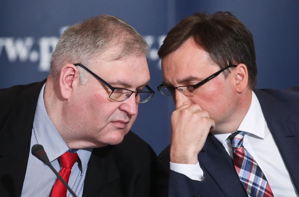 Zamieszanie w sprawie doprowadzenia Zbigniewa Ziobry przed komisję śledczą. Prezes TK Bogdan Święczkowski skierował do prokuratury zawiadomienie dotyczące sędzi Magdaleny Wójcik, która wydała postanowienie o przymusowym doprowadzeniu Ziobry.