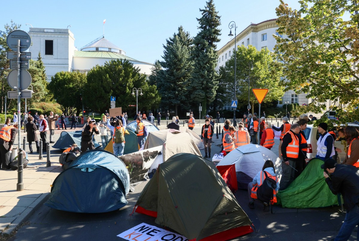 Namioty Ostatniego Pokolenia przed Sejmem. Aktywiści apelują do Hołowni