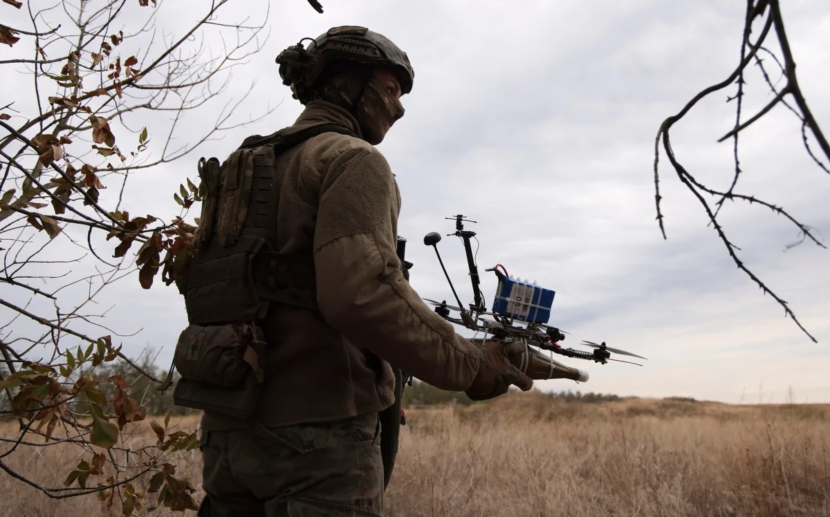 Drony wywiadowcze, prawdopodobnie węgierskie, kilka razy wtargnęły w przestrzeń powietrzną Ukrainy - ogłosił w piątek prezydent Ukrainy Wołodymyr Zełenski po naradzie z głównymi dowódcami wojskowymi. "Prezydent Zełenski traci rozum z powodu swojej antywęgierskiej obsesji" - odpowiedział szef MSZ Węgier Peter Szijjarto.