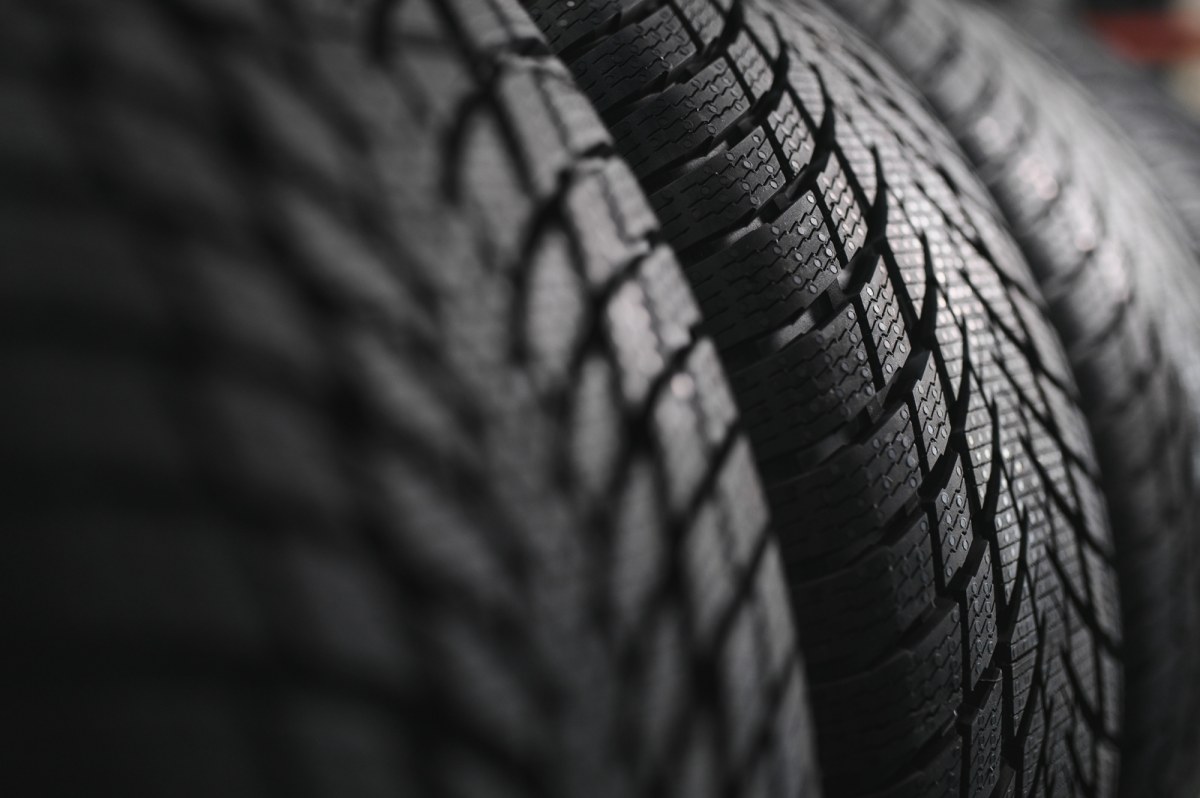 ​Zimowe czy całoroczne? Które opony wybrać na łagodne zimy?