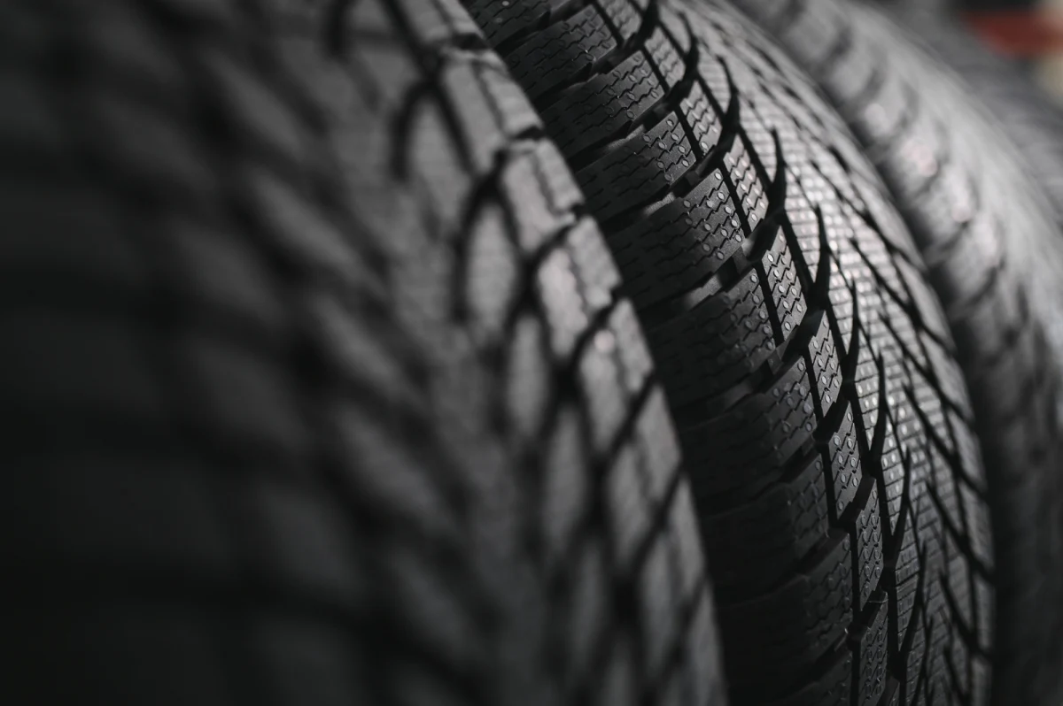 Coraz cieplejsze zimy sprawiają, że kierowcy zastanawiają się, czy warto inwestować w klasyczne opony zimowe, czy może lepiej postawić na całoroczne. Najnowszy niemiecki test ogumienia przyniósł ciekawe wyniki - na podium znalazła się opona produkowana w Polsce.