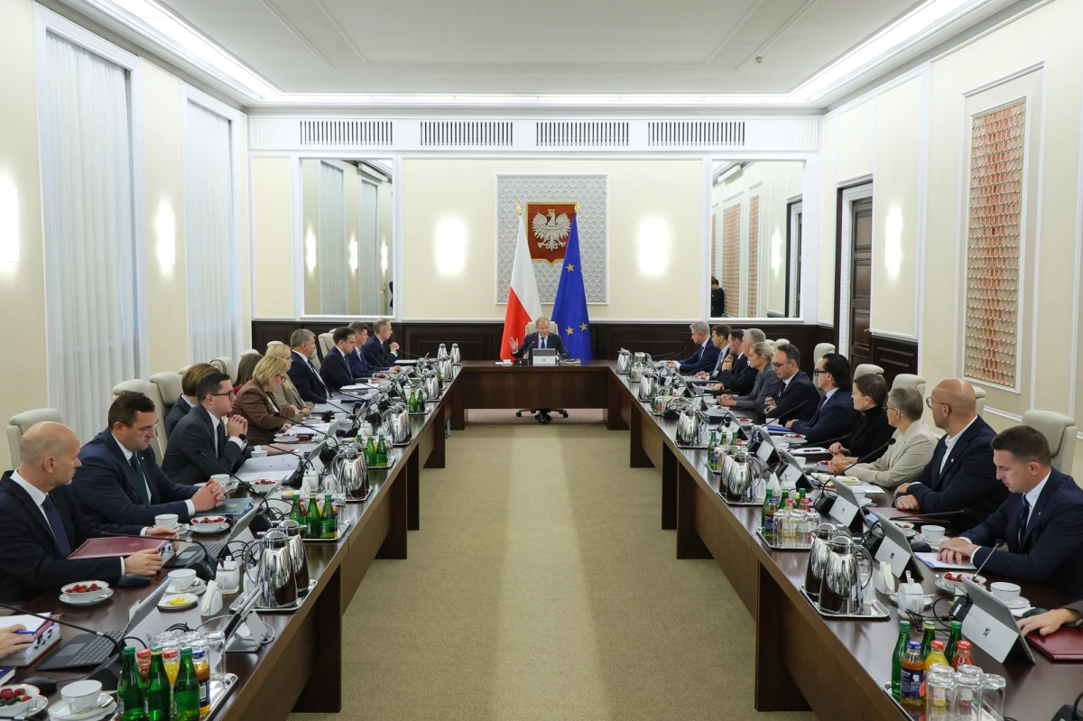 Rada Ministrów przyjęła w piątek projekt ustawy budżetowej na 2026 rok przedłożony przez ministra finansów i gospodarki - poinformowała kancelaria premiera. W projekcie budżetu wydatki zaplanowano na 918,9 mld zł, dochody na 647,2 mld zł, a deficyt na maksymalnie 271,7 mld złotych.