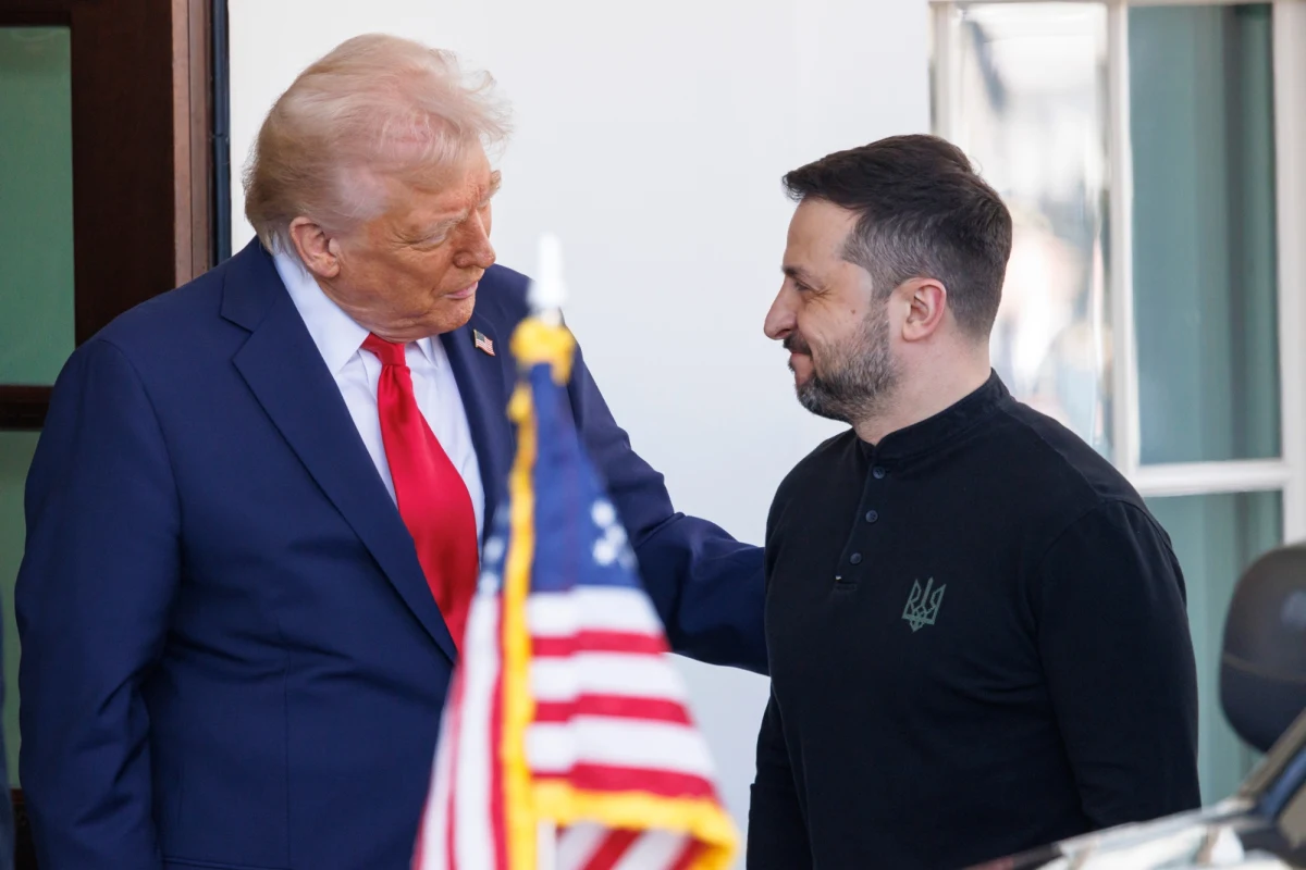 ​Prezydent Ukrainy Wołodymyr Zełenski poprosił prezydenta USA Donalda Trumpa na wtorkowym spotkaniu o pociski Tomahawk - poinformował serwis Axios. Ukraińcy mogliby wykorzystać tę broń do atakowania celów w Federacji Rosyjskiej na odległość sięgającą nawet Moskwy. "Potrzebujemy tego, ale nie oznacza to, że to wykorzystamy. Bo jeśli będziemy to mieć, myślę, że będzie to dodatkowy nacisk na Putina, by zasiadł (za stołem) i rozmawiał" - stwierdził.