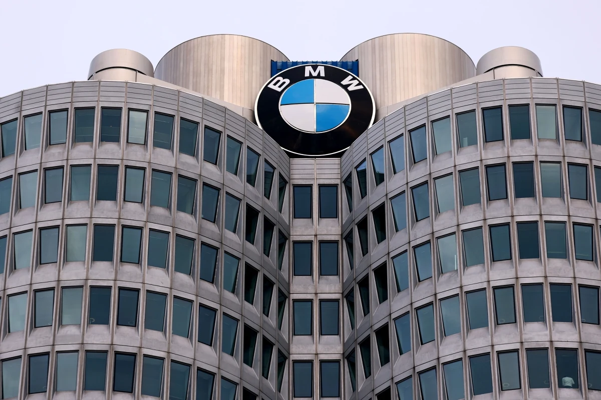 Setki tysięcy kierowców BMW z całego świata czeka wizyta w serwisie. Powodem są zdiagnozowane w części modeli problemy z rozrusznikiem, które mogą doprowadzić do pożaru. 