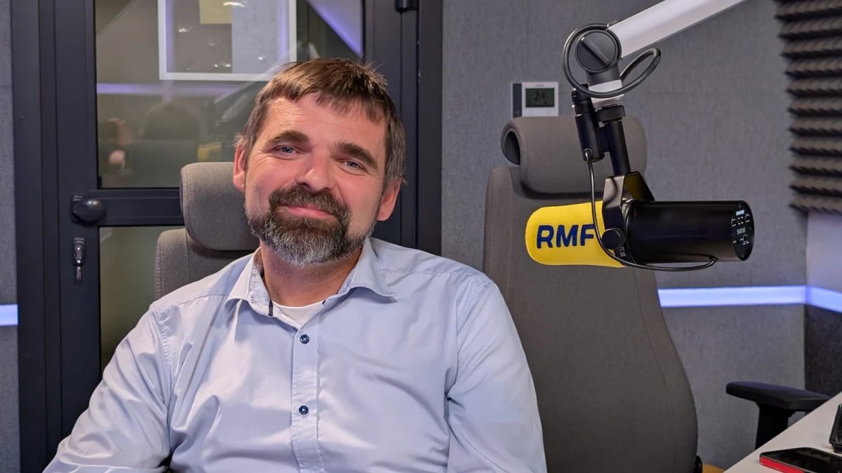 "W rankingach międzynarodowych nie wyglądamy dobrze, nie w pełni wykorzystujemy możliwości związane z dostępną już w naszym kraju naprawdę nowoczesną infrastrukturą badawczą, musimy podjąć dyskusję o tym, co zrobić, żeby było lepiej" - mówi RMF FM prof. Szymon Pustelny z Instytutu Fizyki Uniwersytetu Jagiellońskiego. W rozmowie z Grzegorzem Jasińskim przyznaje, że Homo sovieticus ciągle gdzieś w polskiej nauce pokutuje, a pewne rozwiązania, które były wtedy, są i dzisiaj. Przekonuje, że musimy stawiać na współpracę międzynarodową, starać się ściągać do kraju polskich naukowców z zagranicy i korzystać z doświadczeń krajów, które udanie postawiły na innowacje, jak Korea Południowa.  