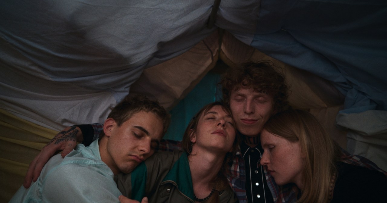 "Nie ma duchów w mieszkaniu na Dobrej" Emi Buchwald, "Człowiek do wszystkiego" Anny i Wilhelm Sasnali oraz "Schron" Krystiana Lupy - pokazy tych produkcji będą towarzyszyły tegorocznej edycji Międzynarodowego Festiwalu Teatralnego Boska Komedia, który 4 grudnia rozpocznie się w Krakowie. Sekcja filmowa pojawia się podczas tej imprezy po raz pierwszy.