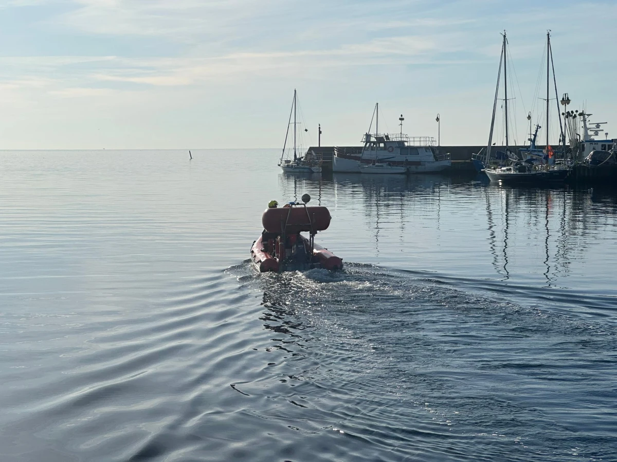 Zaginionego żeglarza z jachtu Chimaera poszukują ratownicy z Morskiej Służby Poszukiwania i Ratownictwa. Z mężczyzną kontakt urwał się w czwartek. Mówił wtedy, że w piątek powróci w rejon trójmiejskich portów. Służby koncentrują się na okolicach Rybitwiej Mielizny, która dzieli Zatokę Pucką na dwie części. 