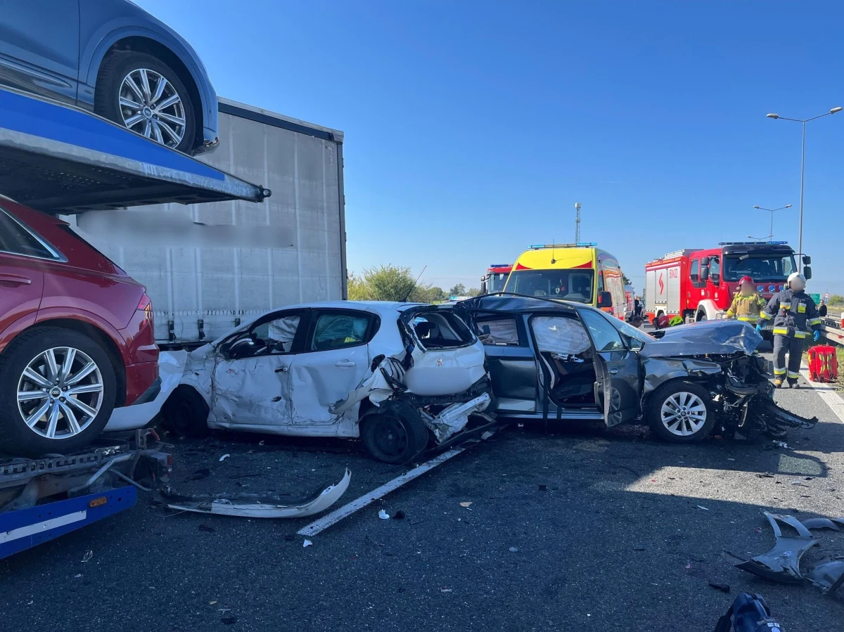 Dwie osoby nie żyją, cztery są ranne - to tragiczny bilans karambolu, do którego doszło na S8, na 52. km, za zjazdem Oleśnica Zachód na Dolnym Śląsku. Zderzyły się tam dwie ciężarówki i osobówki. Chwilę potem, na pasie w drugą stronę, doszło do kolejnego wypadku. Na miejscu wylądowały dwa śmigłowce Lotniczego Pogotowia Ratunkowego. 