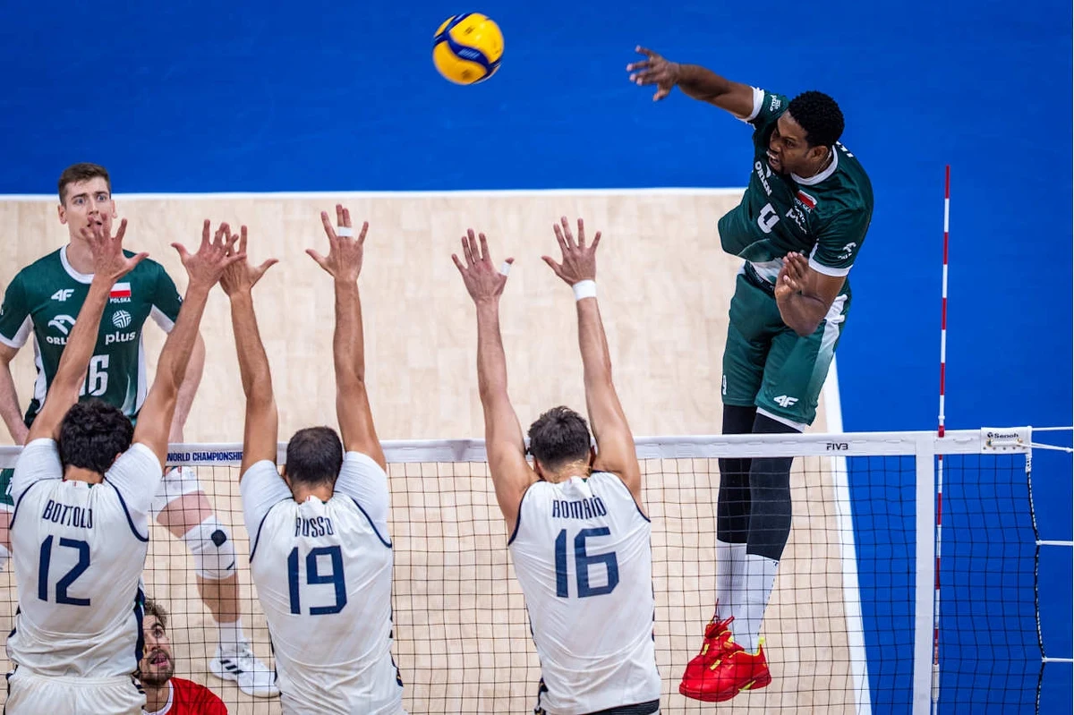 Polscy siatkarze przegrali w półfinałowym meczu MŚ na Filipinach 0:3 z Włochami, którzy w niedzielę o złoty medal powalczą z Bułgarią. Biało-Czerwoni zagrają o brąz z Czechami. 