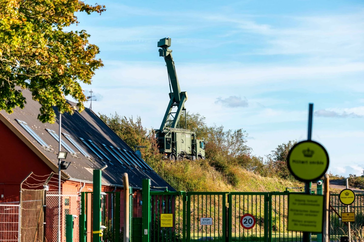 Norweskie i duńskie służby zostały w ostatnich godzinach zaalarmowane o obecności dronów w pobliżu wojskowych baz. „Jeden lub dwa drony zostały zaobserwowane w nocy z piątku na sobotę nad bazą sił powietrznych Danii w Karup na Półwyspie Jutlandzkim” – poinformowała duńska policja. Norwegowie na razie nie potwierdzają, czy w ich przestrzeń powietrzną wleciały bezzałogowce.