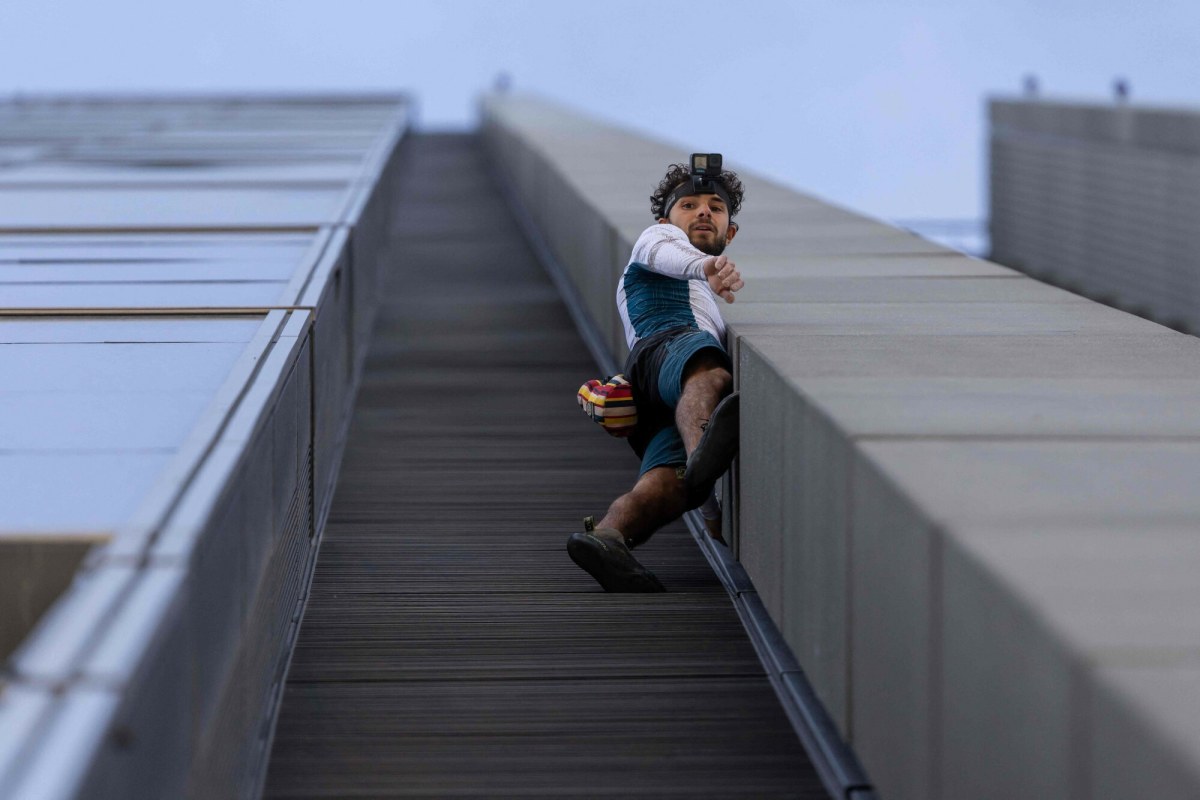 Wspiął się na wieżowiec w centrum Warszawy. 24-latek zatrzymany