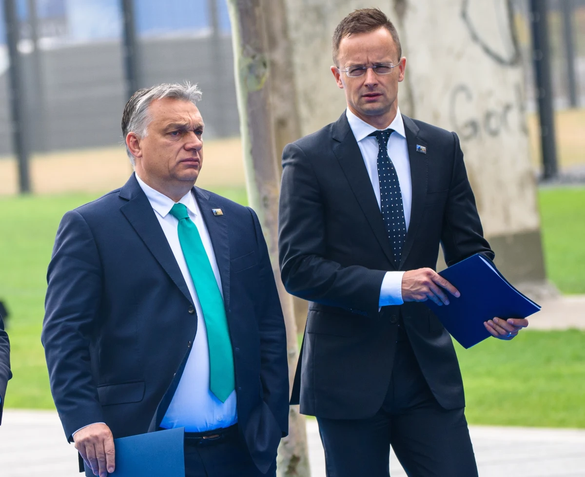 Węgiersko-chorwacki spór o opłaty tranzytowe za ropę naftową nabiera tempa. Minister spraw zagranicznych Węgier zarzuca Chorwacji próbę wykorzystania wojny na Ukrainie do podnoszenia opłat za przesył ropy, podczas gdy Zagrzeb stanowczo odrzuca te oskarżenia i wskazuje na węgierskie zakupy rosyjskiej energii.