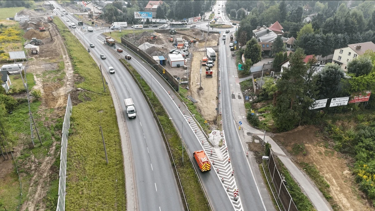 Od poniedziałku kierowców czekają poważne zmiany w organizacji ruchu na terenie budowy estakady w Wieliczce (Małopolskie). Prace prowadzone na drodze krajowej nr 94 spowodują zamknięcie jednego z pasów ruchu oraz wyznaczenie nowej ścieżki dla pieszych. Przy wjeździe do Krakowa mogą się tworzyć ogromne korki.