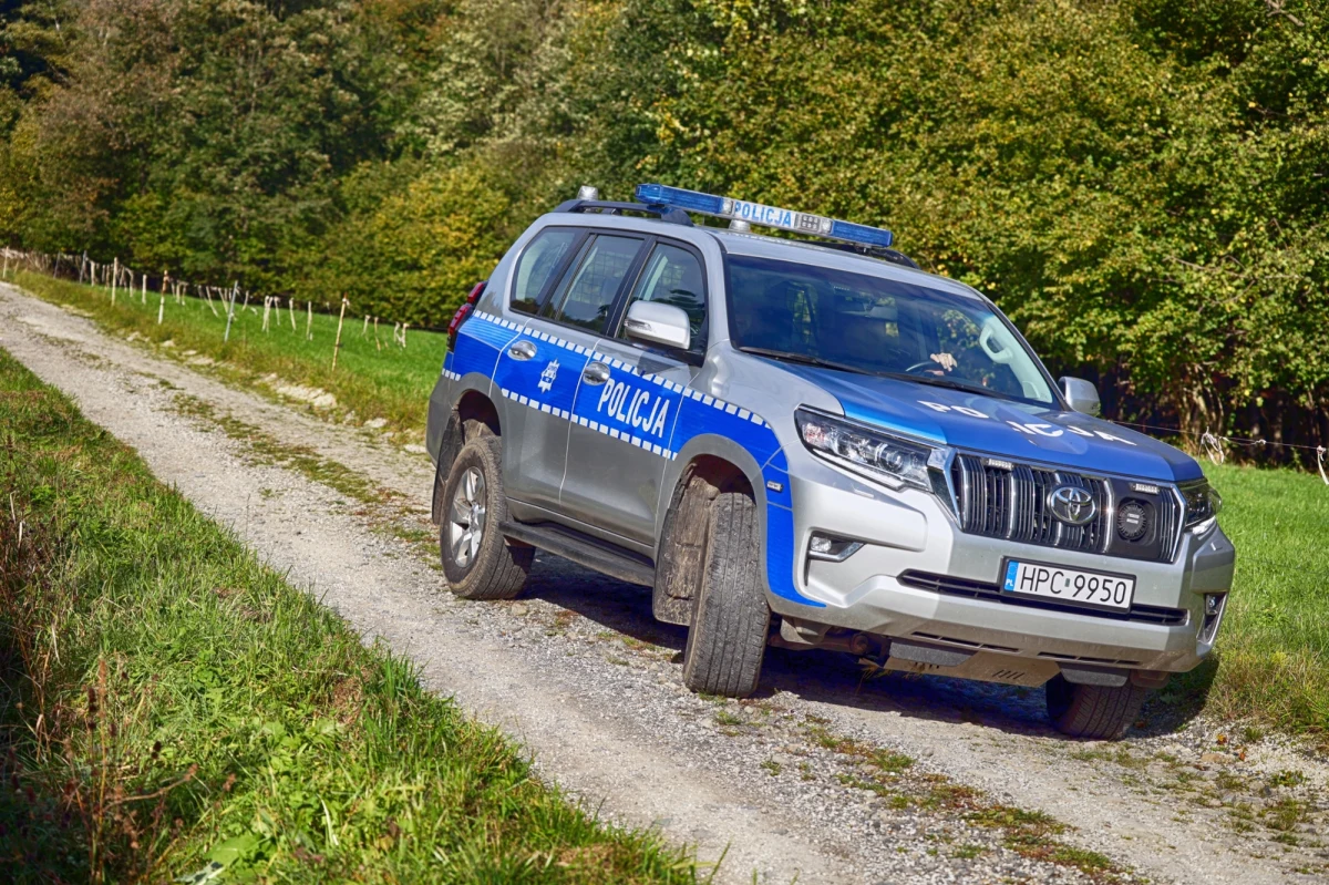 Podejrzane znalezisko przy drodze wojewódzkiej nr 815 w Antoniówce w powiecie lubartowskim (Lubelskie). W niedzielny poranek jeden z kierowców natrafił na balon, do którego przymocowany był pakunek z papierosami bez polskich znaków akcyzy. Sprawą zajmuje się lubelska policja.