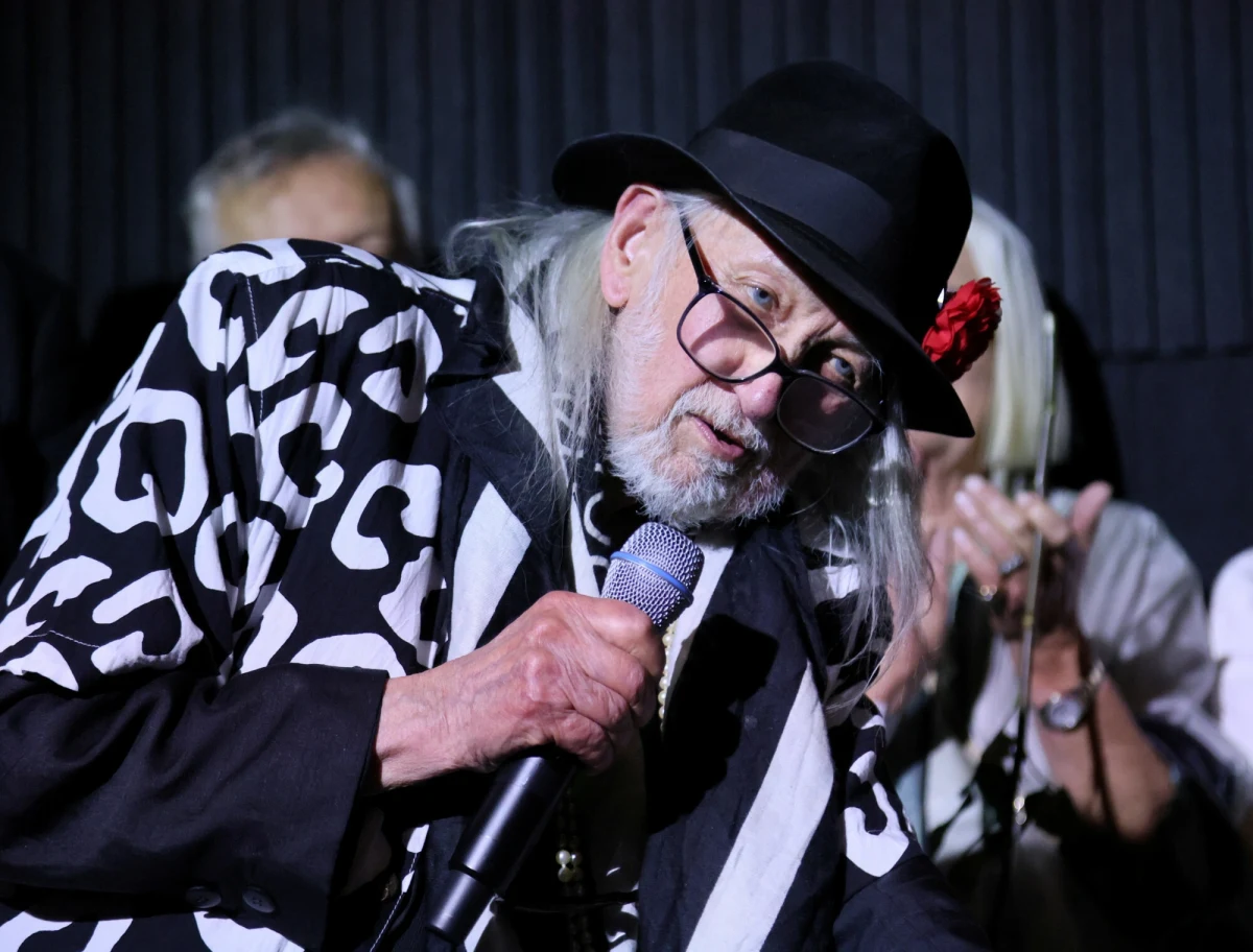 "Poszukiwana jest grupa krwi A Rh- (...). Nasz mistrz, guru polskiej mody, Jerzy Antkowiak, potrzebuje teraz naszego wsparcia" - zaapelowano na oficjalnym profilu na Instagramie. 90-letni projektant rozpoczynał swoją karierę w latach 60. w Modzie Polskiej.