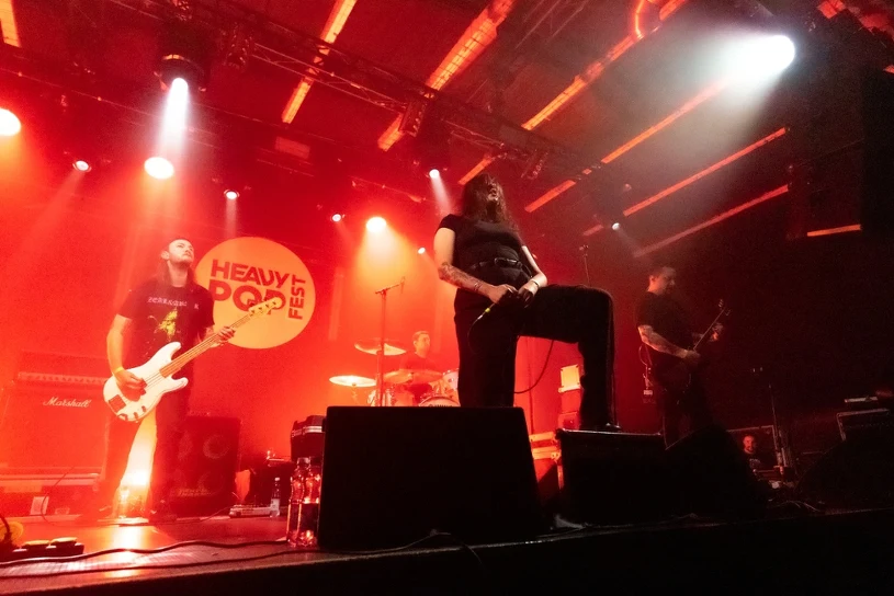 Dom Zły na OFF Festivalu: "Nie możemy schować się w mroku" [WYWIAD]