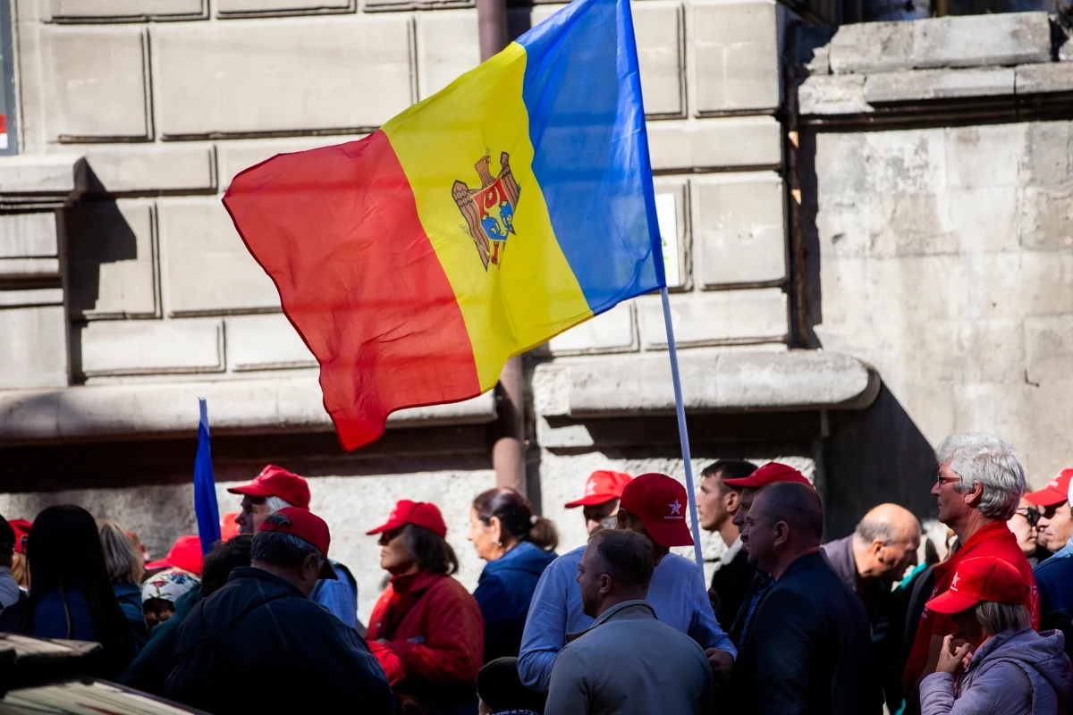 Centralna Komisja Wyborcza podała wyniki po przeliczeniu 98 proc. głosów oddanych podczas niedzielnych wyborów parlamentarnych w Mołdawii. Na prowadzeniu znalazła się rządząca proeuropejska Partia Działania i Solidarności (PAS), którą poparło 49,6 proc. wyborców. Na drugim miejscu uplasował się Patriotyczny Blok Wyborczy (BEP), skupiający prorosyjskich socjalistów i komunistów z poparciem  24,5 proc.