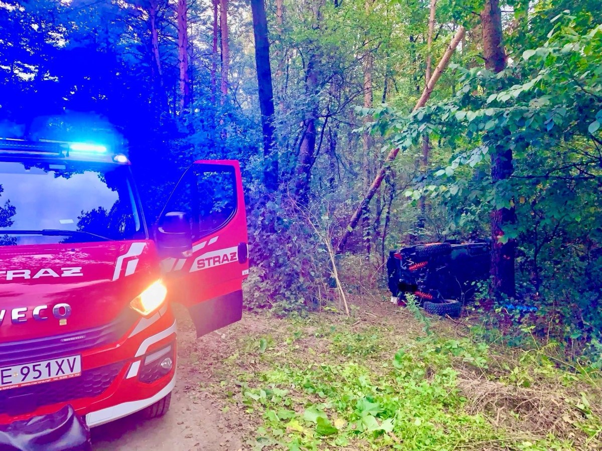 Buggy rozbił się o drzewo. Cztery osoby trafiły do szpitala