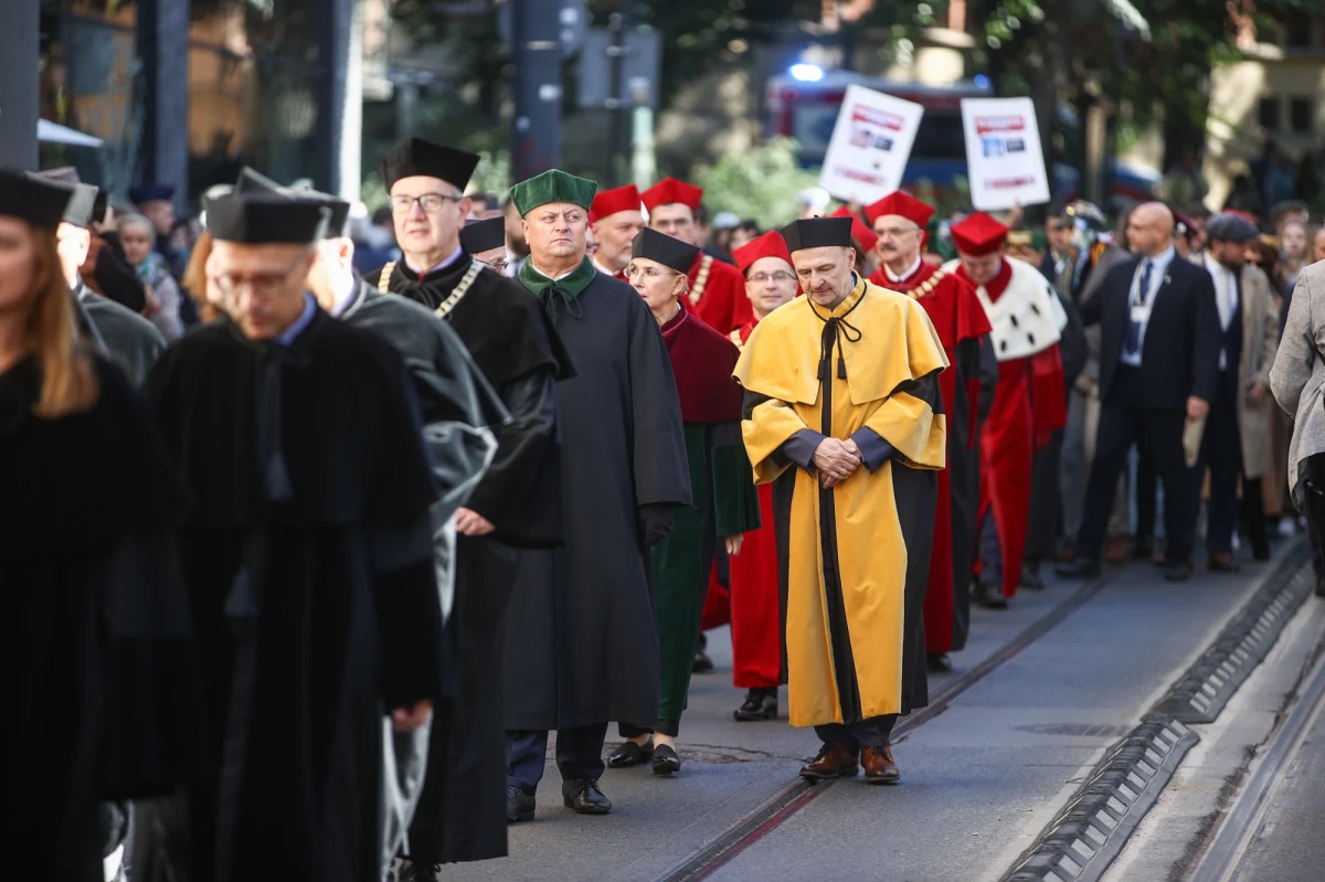 Tradycyjnym orszakiem profesorskim Uniwersytet Jagielloński zainauguruje w środę 662. rok akademicki. To jedyna okazja w roku, aby zobaczyć profesorów najstarszej uczelni w kraju w tradycyjnych strojach. Profesorowie przejdą z kolegiaty św. Anny do Auditorium Maximum.