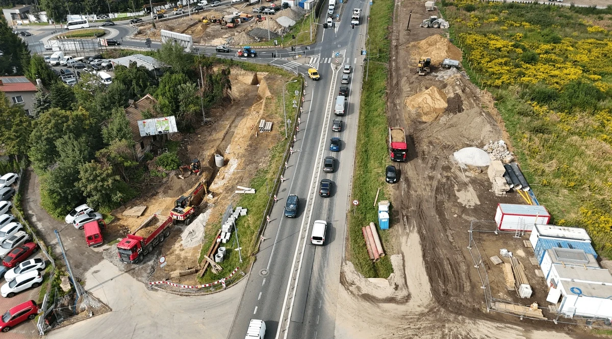 Przy wjeździe do Krakowa mogą się tworzyć ogromne korki. Od poniedziałku kierowców czekają poważne zmiany w organizacji ruchu na terenie budowy estakady w Wieliczce (Małopolskie). Z powodu prac prowadzonych na drodze krajowej nr 94 zamknięty zostanie jeden z pasów ruchu.