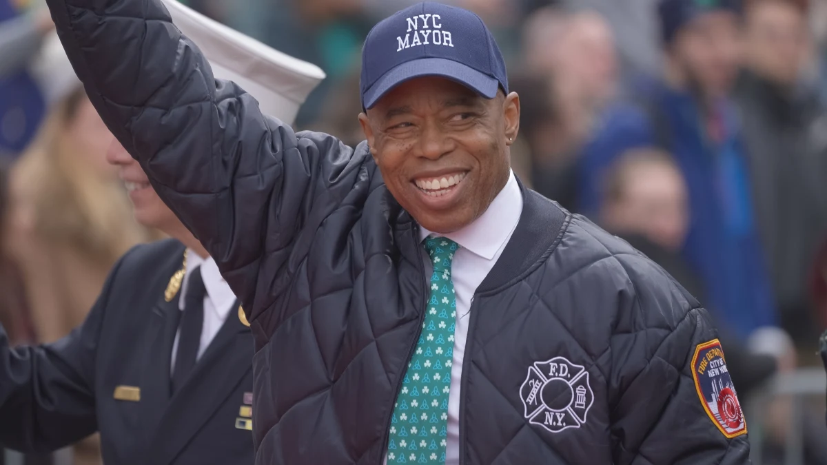 Burmistrz Nowego Jorku Eric Adams rezygnuje z walki o reelekcję. O decyzji poinformował w nietypowy sposób - przy dźwiękach "My Way" Franka Sinatry, utworu znanego z kampanii Donalda Trumpa. W tle politycznej burzy nie zabrakło oskarżeń o komunizm i socjalizm oraz starcia o przyszłość metropolii. Jego decyzja zapadła po miesiącach skandali, słabych wynikach sondażowych i napiętych relacjach politycznych, co diametralnie zmienia układ sił przed listopadowymi wyborami w Nowym Jorku.