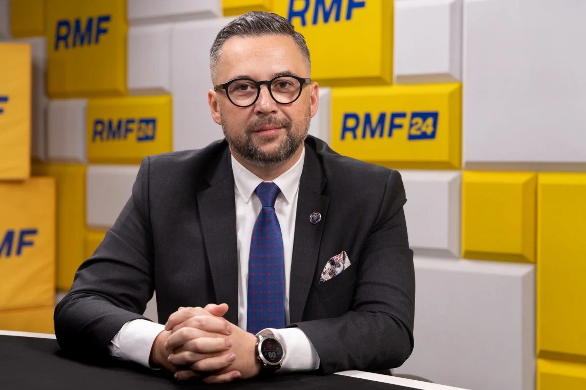 "Tragedia, która się wydarzyła na Uniwersytecie Warszawskim, nie powinna się nigdy wydarzyć. Musimy wszystko zrobić, żeby się nie powtórzyła" - mówił w Porannej rozmowie w RMF FM minister nauki i szkolnictwa wyższego Marcin Kulasek. Pracownicy UW będą wyposażeni w środki przymusu bezpośredniego. "Każda uczelnia ma swoją autonomię. I ja jestem ostatnią osobą, żeby w jakikolwiek sposób ograniczać autonomię uczelni" - podkreślił polityk. 