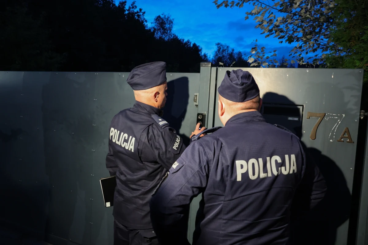 Przed domem Zbigniewa Ziobry w Jeruzalu kilkanaście minut po godz. 6 pojawili się policjanci z komendy miejskiej w Skierniewicach. Funkcjonariusze mają doprowadzić byłego ministra sprawiedliwości na dzisiejsze posiedzenie komisji śledczej ds. Pegasusa. Jak dotąd policjanci nie zostali wpuszczeni na posesję Ziobry. Sam poseł zapowiedział, że pojawi się dziś w Warszawie o godz. 10. Ma przylecieć z Brukseli. Już wiadomo, że samolot wystartował ze stolicy Belgii z niemal godzinnym opóźnieniem.