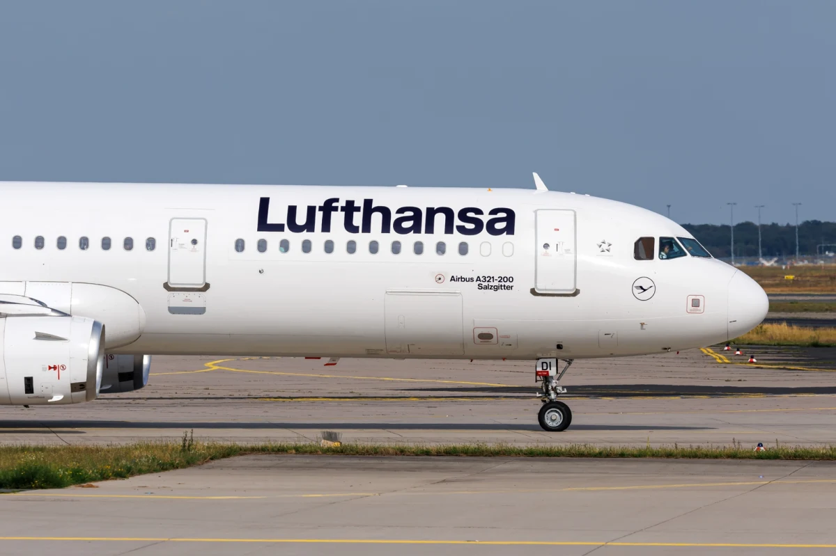 Niemiecki gigant lotniczy Lufthansa ogłosił daleko idące zmiany, które mają zrewolucjonizować funkcjonowanie całej grupy. Do 2030 roku firma planuje zredukować aż 4 tysiące stanowisk administracyjnych, a jednocześnie wyznacza sobie nowe, ambitne cele finansowe. Wszystko po to, by zwiększyć efektywność działania dzięki cyfryzacji i automatyzacji procesów.