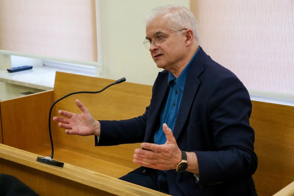 Sąd w Białymstoku nadal czeka na uzupełniającą opinię biegłych w sprawie byłego premiera Włodzimierza Cimoszewicza. W związku z tym nie rozpozna na razie apelacji prokuratury. W pierwszej instancji polityk został nieprawomocnie uniewinniony od zarzutu potrącenia rowerzystki na przejściu dla pieszych.