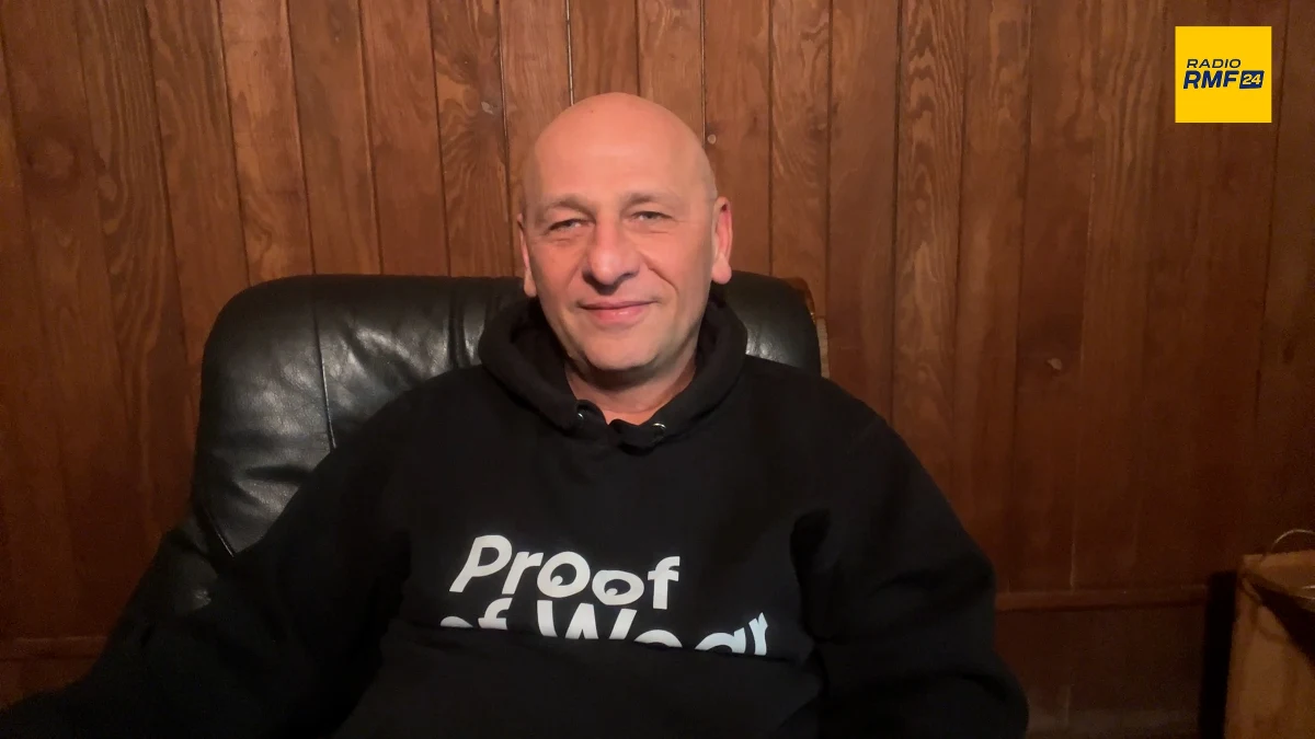 Grzegorz Halama, artysta znany z charakterystycznego żółtego golfa i absurdalnego humoru, przez lata był jedną z największych gwiazd polskiej sceny kabaretowej. W najnowszym odcinku podcastu "Co u nich słychać" pionier polskiego stand-upu opowiada o pracy duchowej, domowym azylu i chwilach wyciszenia oraz o powrocie na scenę z nowym programem. W rozmowie z Kubą Śliwińskim zdradza, jak zmienił swoje życie, dlaczego zniknął z mediów i jakie ma plany na najbliższą przyszłość. Jakie ma zdanie o współczesnym polskim stand-upie? Tego dowiesz się z najnowszego odcinka podcastu "Co u nich słychać"!