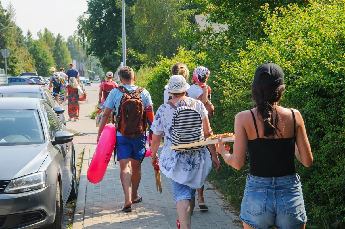 Sezon wakacyjny 2025 przeszedł już do historii, a jego podsumowanie nie napawa optymizmem. Choć wielu Polaków z utęsknieniem czekało na letni wypoczynek, rzeczywistość okazała się daleka od oczekiwań. Kapryśna pogoda, rosnące ceny i spadające przychody przedsiębiorców sprawiły, że tegoroczne lato zapisze się jako jedno z najtrudniejszych dla polskiej turystyki od wielu lat.
