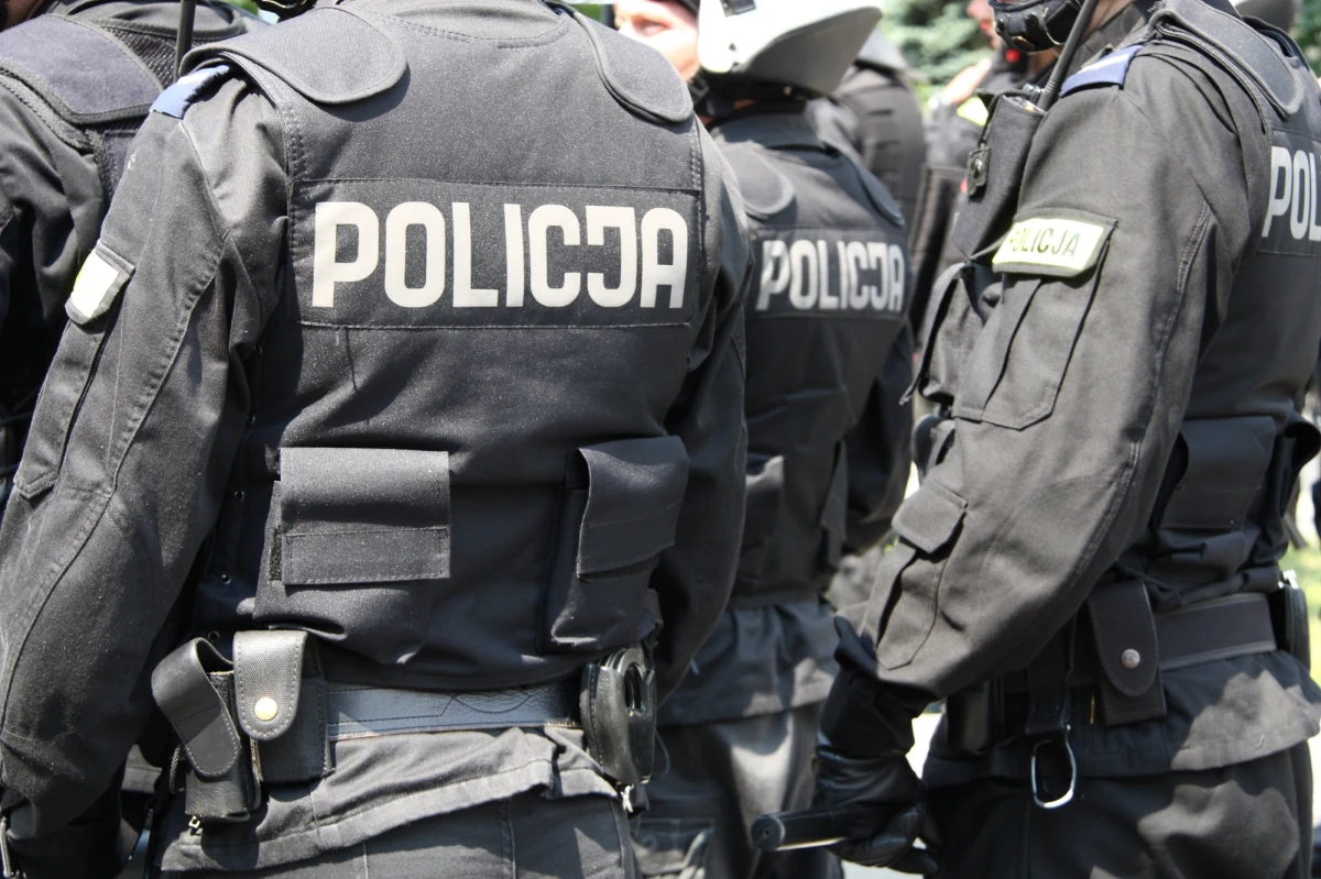 ​Śląscy policjanci zapobiegli ustawce pseudokibiców w Rybniku-Chwałowicach. W udaremnionej przez mundurowych bijatyce miało wziąć udział około 60 szalikowców GKS Pierwszy Chwałowice i Odry Wodzisław. W poniedziałek śląska policja zamieściła film z tej interwencji.