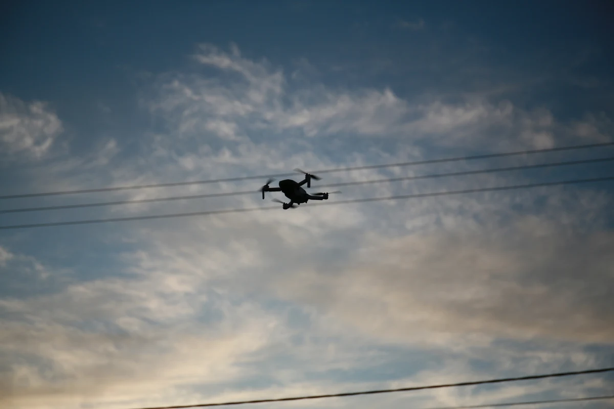 Nocne loty pasażerskie w Norwegii zostały poważnie zakłócone przez niezidentyfikowane drony, które pojawiły się w pobliżu lotnisk docelowych. Dwa samoloty musiały zmienić trasę i lądować na innych lotniskach, a w regionie Nordland wprowadzono całkowity zakaz korzystania z dronów w okolicach portów lotniczych.