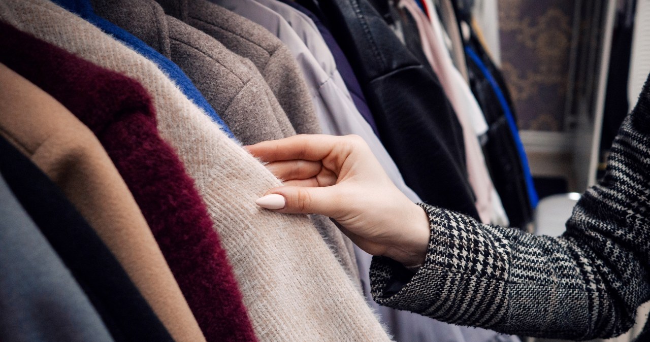 Nosisz taki płaszcz? Optycznie dodaje ci 10 kilogramów