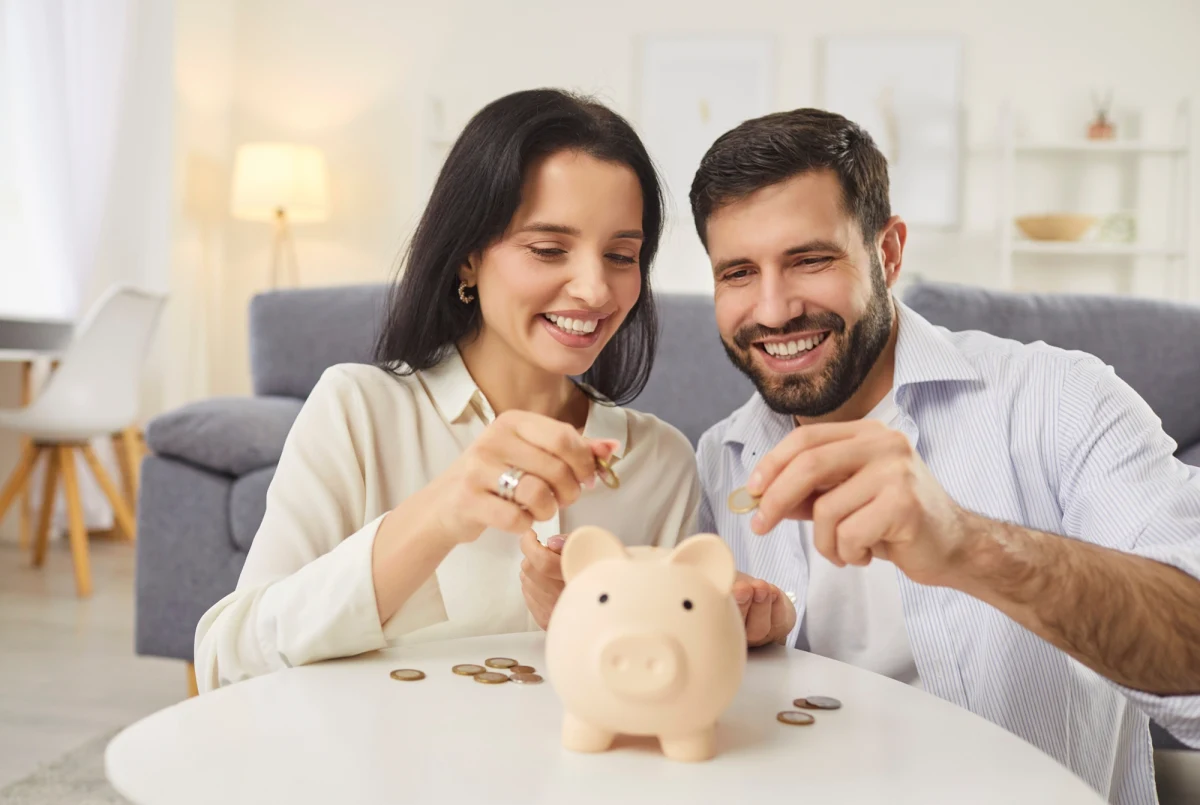 Z najnowszych danych Głównego Urzędu Statystycznego wynika, że w 2024 roku aż 86,1 proc. gospodarstw domowych w Polsce deklarowało możliwość oszczędzania części swoich dochodów. To wzrost w porównaniu z rokiem poprzednim. Choć regularne odkładanie pieniędzy staje się coraz powszechniejsze, to 9,3 proc. gospodarstw domowych nie mogło pozwolić sobie na gromadzenie oszczędności.