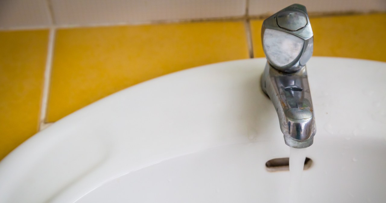 Do czego służy "dziurka" w umywalce? Nie każdy wie, przed czym może uchronić