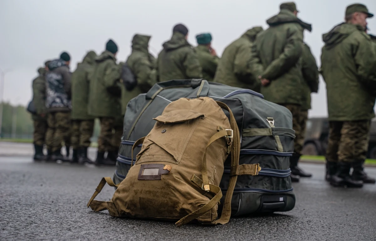 Iracki sąd skazał na dożywocie mężczyznę, który organizował i wysyłał ochotników do walki na Ukrainie po stronie Rosji. To pierwszy taki wyrok w Iraku, wydany na podstawie przepisów zakazujących handlu ludźmi.