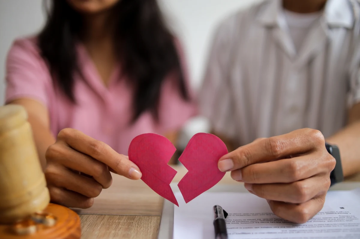 Od 8 października wchodzą w życie przepisy, które ułatwią życie osobom po rozwodzie. Zmiany w Kodeksie rodzinnym i opiekuńczym wydłużają czas na powrót do nazwiska sprzed ślubu oraz porządkują zasady dotyczące nazwisk dzieci rozwiedzionych rodziców.
