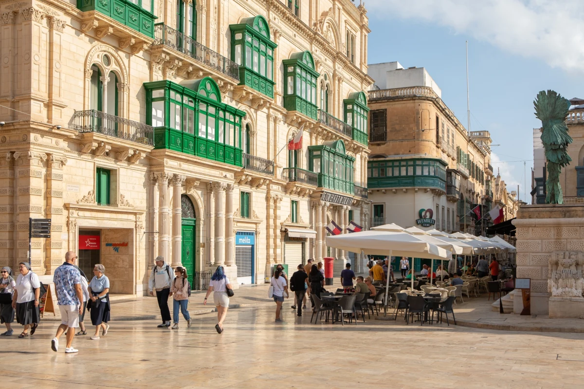 Malta to niewielkie państwo położone na Morzu Śródziemnym, które w październiku kusi turystów letnimi temperaturami i słoneczną pogodą. To idealny kierunek dla osób szukających ciepła, gdy w Europie Środkowej zaczyna dominować jesienna aura.

