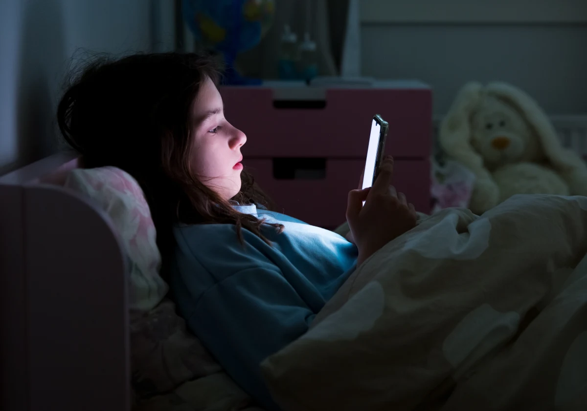 Dzieci w Polsce coraz wcześniej korzystają ze smartfonów. Prawie połowa 9-latków ma własny telefon. Taki jest wniosek z zaprezentowanych wyników badań Państwowego Instytutu Badawczego NASK - Naukowej i Akademickiej Sieci Komputerowej.